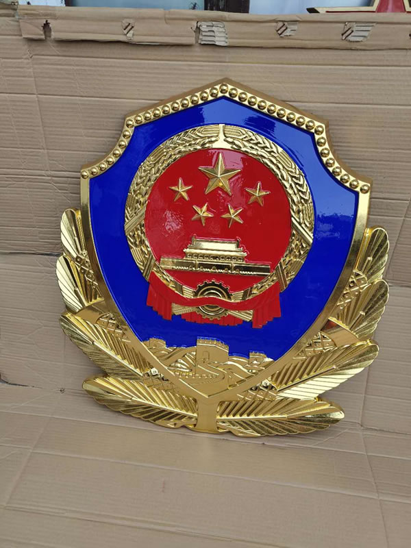 警徽的尺寸和形状如何影响其辨识度